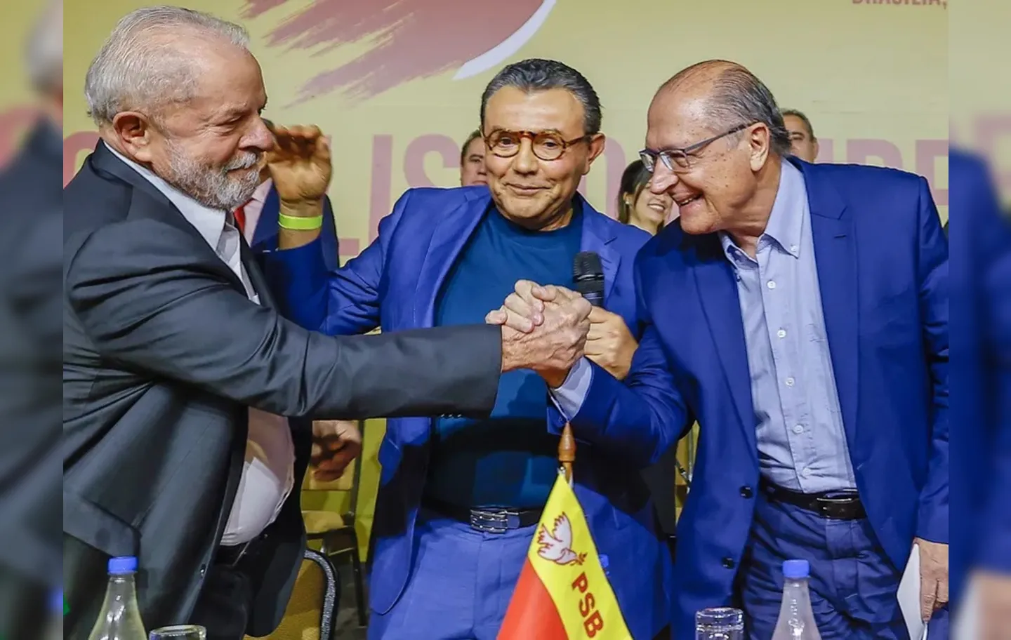 Lula com o presidente do PSB, Carlos Siqueira, e Alckmin em 29.07.2022
