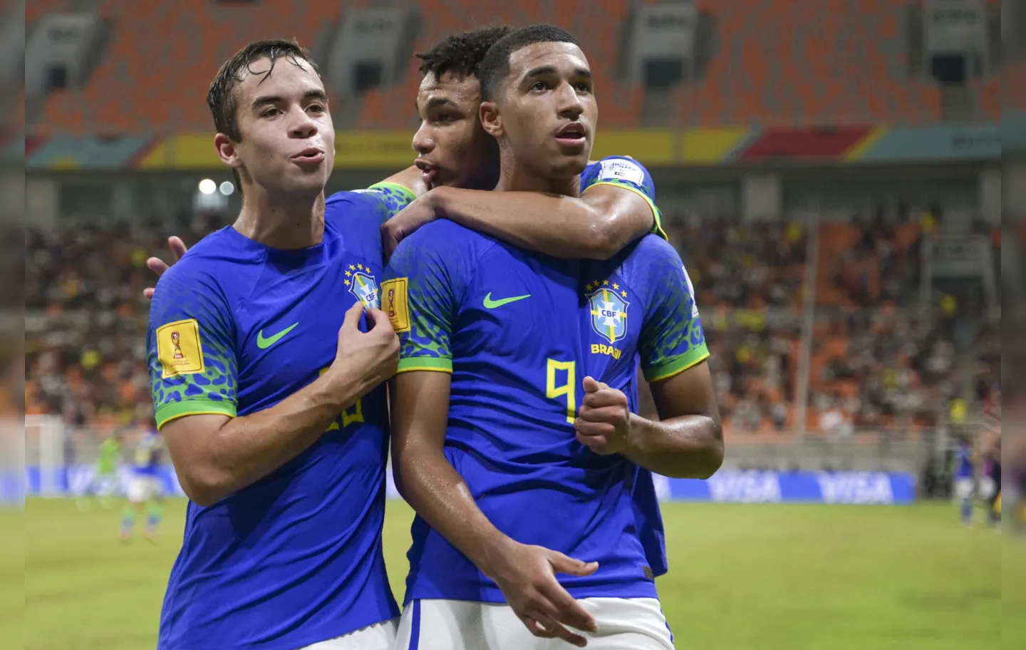 Jogadores do Brasil comemoram gol diante da Inglaterra