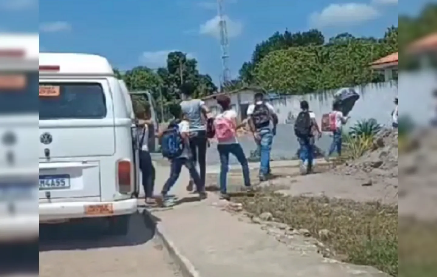 Flagrante de quinze estudantes desembarcando de um veículo do transporte escolar que presta serviço à Prefeitura de Santo Amaro