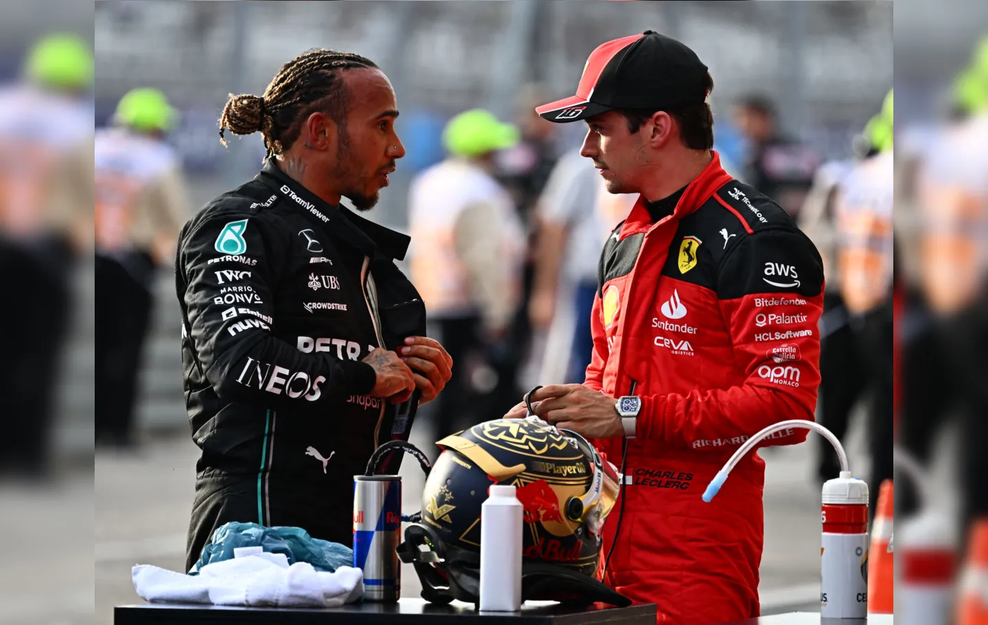 Lewis Hamilton e Charles Leclerc conversando depois do GP