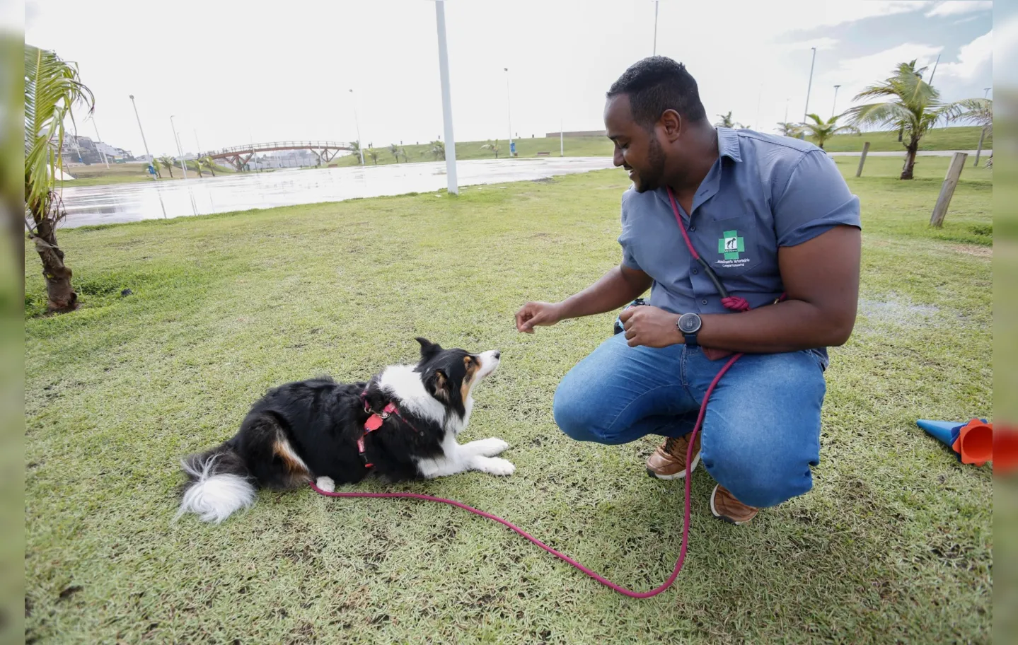 Veterinário Luiz Carlos com o cão Mab