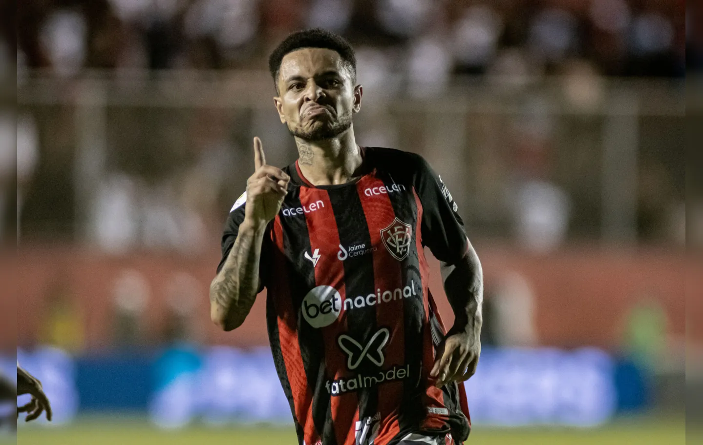 Matheusinho comemora o bonito gol no empate diante do Vila Nova