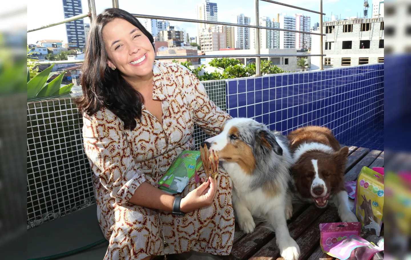 A empresária Ana Paula só oferece aos cães Nutella e Twix  mordedores naturais