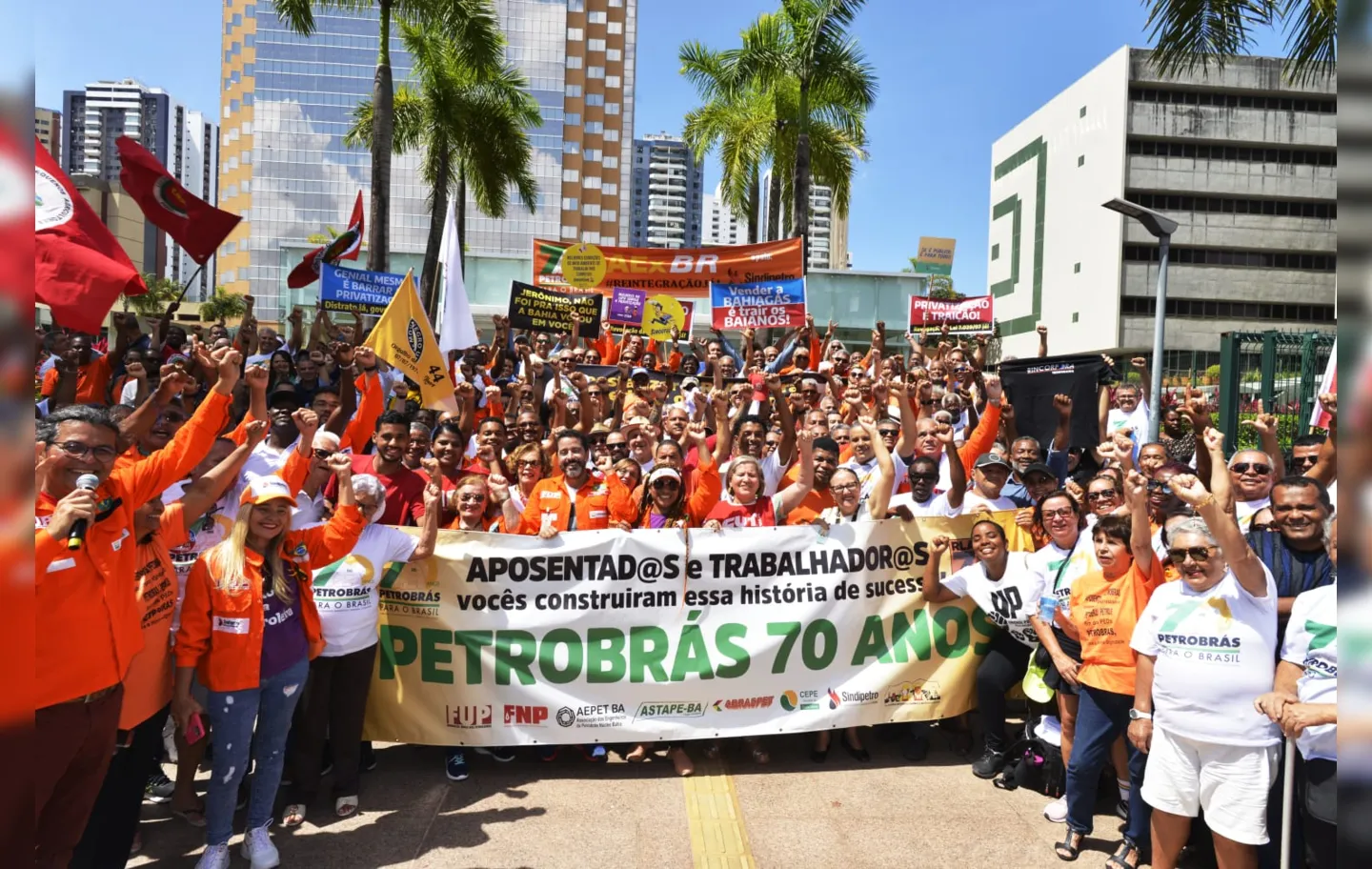 Trabalhadores comemoram os 70 anos da Petrobras em ato realizado em Salvador