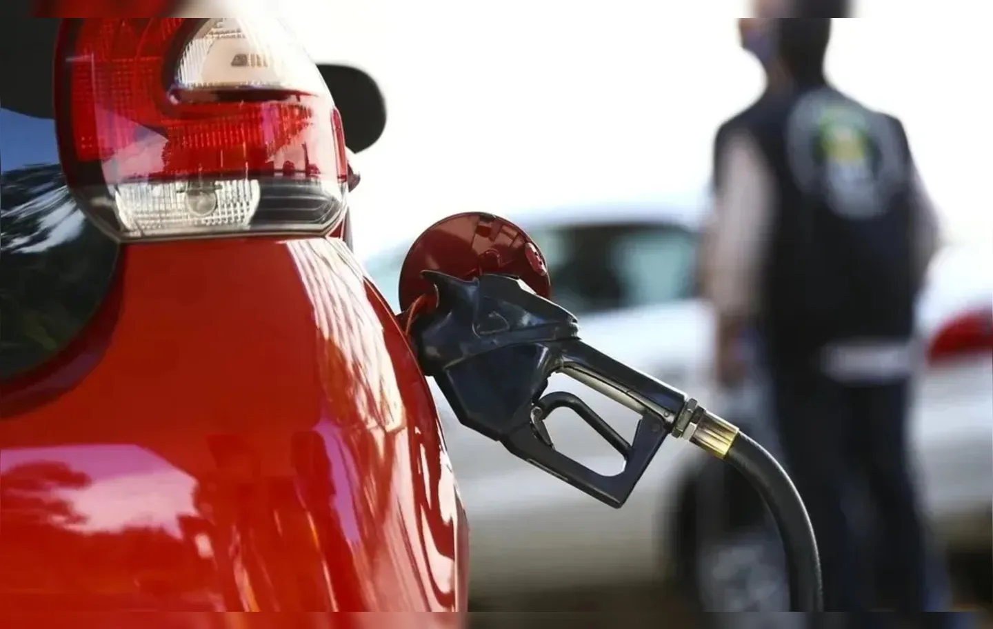 O preço máximo do combustível encontrado nos postos foi de R$ 7,70