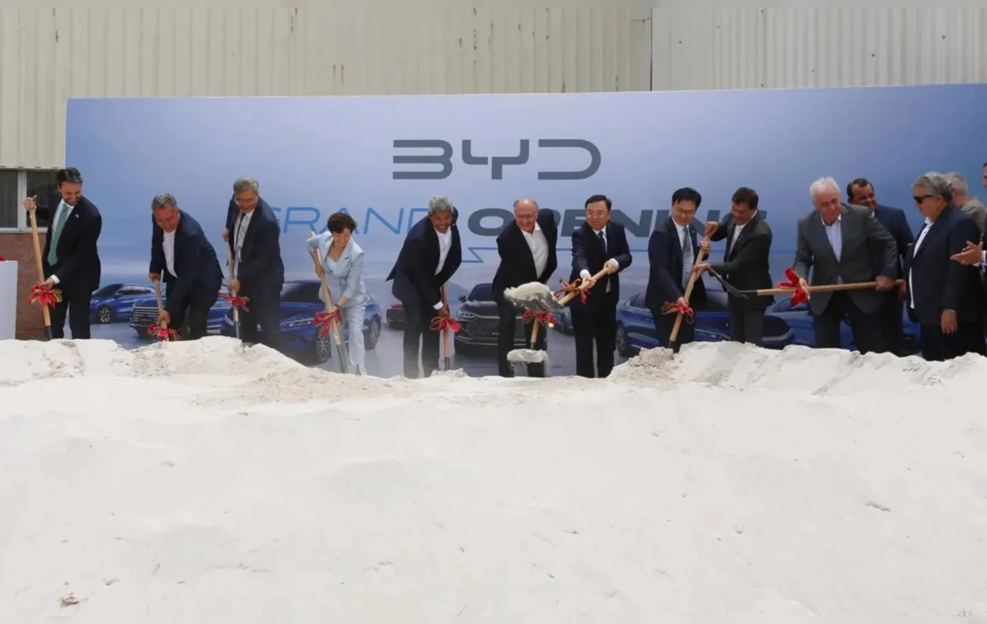 Autoridades encenam simbolicamente o início da construção da fábrica da BYD