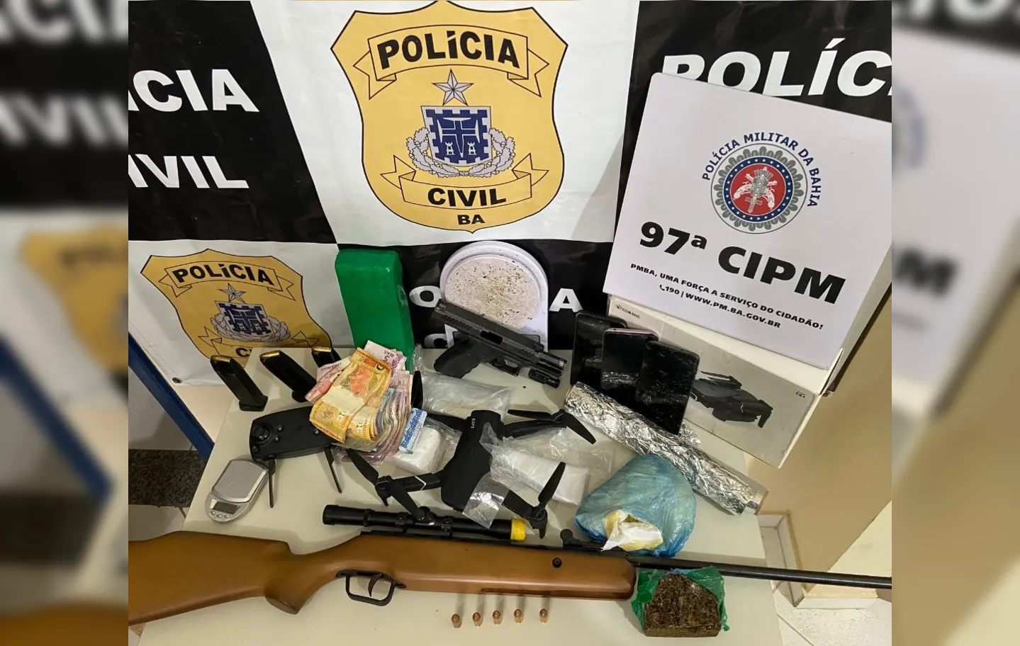 Armas, munições, drogas e dinheiro foram apreendidos com os suspeitos