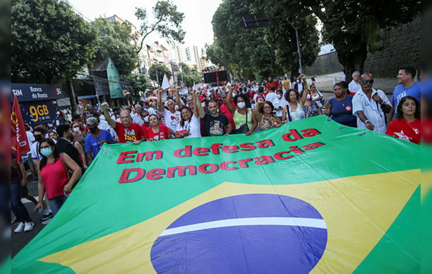 Manifestantes em defesa da Democracia no Centro de Salvador
