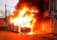 Vídeo: ônibus é incendiado em Cajazeiras; saiba detalhes