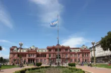 Imagem ilustrativa da imagem Após ameaça de bomba, Casa Rosada é isolada neste domingo