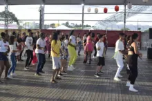Imagem ilustrativa da imagem Bon Odori reúne diferentes tipos de danças japonesas; vídeo