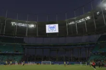 Imagem ilustrativa da imagem CBF pediu para divulgar áudio do VAR nos estádios, mas Fifa vetou