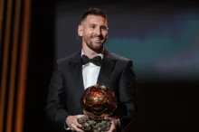 Imagem ilustrativa da imagem Campeão da Copa, Lionel Messi é eleito pela 8° vez melhor do mundo