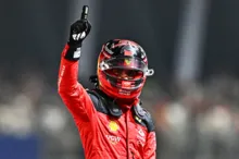 Imagem ilustrativa da imagem Carlos Sainz conquista pole position do Grande Prêmio de Singapura
