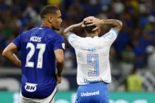 Imagem ilustrativa da imagem Com gol contra do capitão e falha de goleiro, Bahia é derrotado pelo Cruzeiro