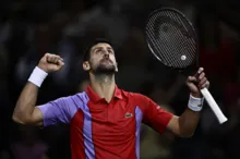 Imagem ilustrativa da imagem Djokovic sofre, mas vence e vai às quartas do Masters 1000 de Paris