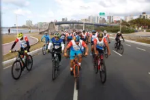 Imagem ilustrativa da imagem É hoje! Giro A TARDE reúne diversos ciclistas na orla de Salvador