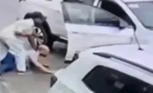 Imagem ilustrativa da imagem Empresários são retirados de carro e jogados no chão durante assalto