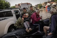 Imagem ilustrativa da imagem Enchentes na Grécia deixam 10 mortos e operação de resgate continua
