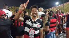 Imagem ilustrativa da imagem Ex-jogador do Vitória, Pedro Ken assiste partida na arquibancada