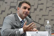 Imagem ilustrativa da imagem Flávio Bolsonaro promete combater possível indicação de Dino ao STF