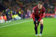 Imagem ilustrativa da imagem Gavi rompe ligamento do joelho, dá adeus à temporada e preocupa Barça