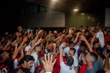 Imagem ilustrativa da imagem Invasão Rubro-negra: atletas do Vitória são recebidos com festa em AL
