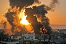 Imagem ilustrativa da imagem Israel mantém bombardeios em Gaza; Hamas anuncia quase 10.000 mortes
