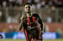 Imagem ilustrativa da imagem Matheusinho celebra golaço no Barradão: "Feliz por ter arriscado"
