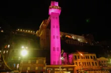 Imagem ilustrativa da imagem Monumentos de Salvador recebem iluminação destacando combate ao câncer