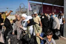 Imagem ilustrativa da imagem Primeiros estrangeiros deixam Gaza e seguem para o Egito