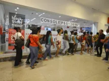 Imagem ilustrativa da imagem Shopping abre às 6h e recebe grande movimento em Salvador; veja