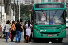 Imagem ilustrativa da imagem Sindicato publica edital que confirma greve de ônibus para terça, 14