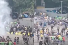 Imagem ilustrativa da imagem Torcedores do Boca são contidos pela PM nos arredores do Maracanã