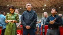 Imagem ilustrativa da imagem Vídeo: Em culto, Michelle e Bolsonaro choram e falam em "perseguição"