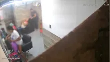 Imagem ilustrativa da imagem Vídeo: Mulher é presa após furtar celular em salão de beleza