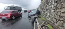 Imagem ilustrativa da imagem Vídeo: acidente entre dois carros e moto deixa feridos na Av. Contorno