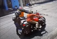 Imagem ilustrativa da imagem Vídeo: adolescente infarta e morre segundos após roubar moto em SP