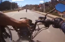 Imagem ilustrativa da imagem Vídeo: câmera flagra criminoso roubando celular de moto em movimento
