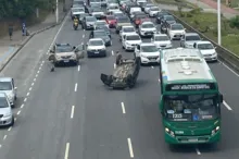 Imagem ilustrativa da imagem Vídeo: capotamento deixa trânsito parado na avenida Paralela