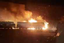 Imagem ilustrativa da imagem Vídeo: carreta pega fogo após colidir com trem no interior do estado
