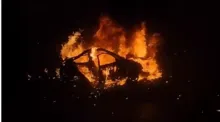 Imagem ilustrativa da imagem Vídeo: carro pega fogo e explode na Avenida Suburbana