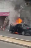 Imagem ilustrativa da imagem Vídeo: carro pega fogo no Cabula
