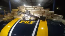 Imagem ilustrativa da imagem Vídeo: fuzil e 40 kg de cocaína são localizados em teto de veículo