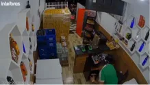 Imagem ilustrativa da imagem Vídeo: homem invade estabelecimento e troca tiros com vendedor