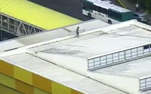 Imagem ilustrativa da imagem Vídeo: homem sobe em teto da estação do metrô e atira objetos