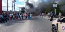 Imagem ilustrativa da imagem Vídeo: moradores fecham Estrada do Derba por falta de água