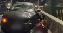 Imagem ilustrativa da imagem Vídeo: motociclista tenta fugir da PM, capota e quase cai do viaduto