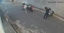 Imagem ilustrativa da imagem Vídeo: motoqueiro derruba criminoso várias vezes para evitar assalto