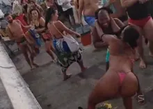 Imagem ilustrativa da imagem Vídeo: mulheres se agridem em escadaria do Porto da Barra